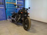 une moto garée dans un showroom