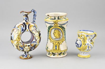 trois vases posés l'un à côté de l'autre sur une table