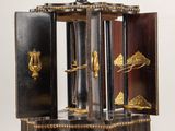une horloge noire et dorée posée sur une table en bois