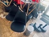 de nombreuses chaises posées par terre dans la pièce