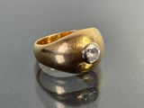 l'image d'une bague en or ornée d'un diamant