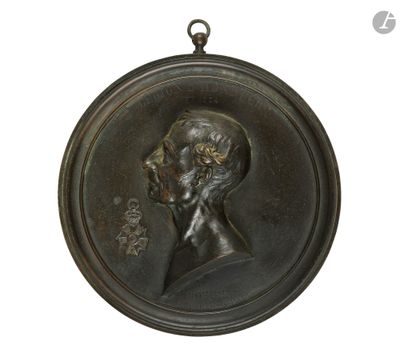portrait d'un homme barbu dans un médaillon en bronze