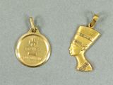 deux pendentifs plaqués or représentant la tête d'un pharaon et une pièce d'or