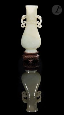 un vase blanc posé sur une table noire