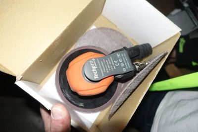 une personne tenant une boîte contenant une télécommande