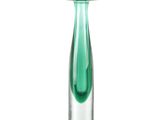 un vase en verre vert avec un socle en argent sur fond blanc