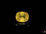gros plan d'un diamant jaune sur une surface noire