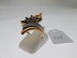 une photo d'une bague en or sertie de pierres bleues, avec une étiquette de prix