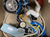 une boîte en carton contenant une moto miniature et d'autres jouets