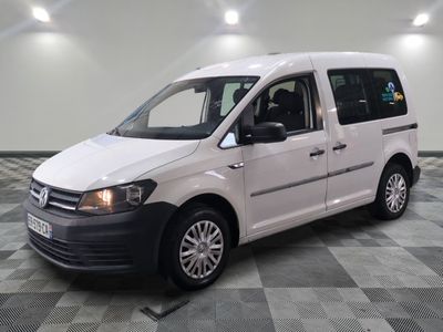 la camionnette blanche est garée sur un sol carrelé en damier
