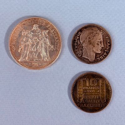 trois pièces différentes posées sur une table, l'une à côté de l'autre