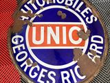 un panneau bleu et orange posé sur un sol rouge et noir