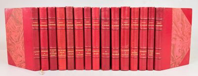 Les livres rouges sont alignés en rang sur une surface blanche.