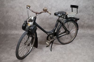un vélo noir avec un panier à l'arrière