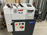 la photo d'une machine qui se trouve dans un garage
