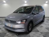 La Volkswagen VW Tourer est garée dans une grande pièce