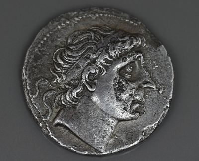 Gros plan sur une pièce d'argent portant le visage d'un homme