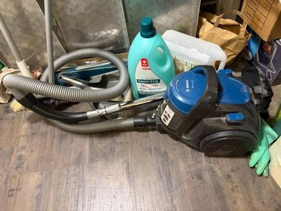 un aspirateur et d'autres produits d'entretien par terre