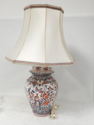 une lampe posée sur une table et munie d'un abat-jour