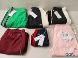Plusieurs paires de shorts de tennis pour homme sont disposées sur une table