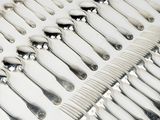 beaucoup de cuillères et de fourchettes en argent sur une table