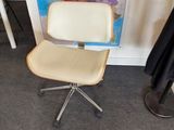 une chaise et une table dans une pièce où est accrochée une carte au mur
