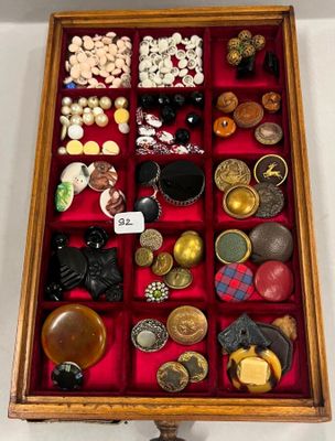 une boîte en bois contenant toutes sortes de boutons