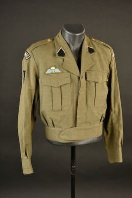 un uniforme militaire sur un mannequin, sur fond noir