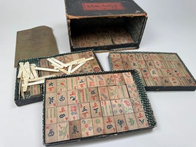 Plusieurs morceaux de bois sont posés sur une table, à côté d'une boîte d'allumettes.