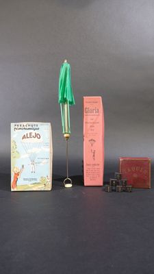 trois livres et un parapluie vert posés sur une table