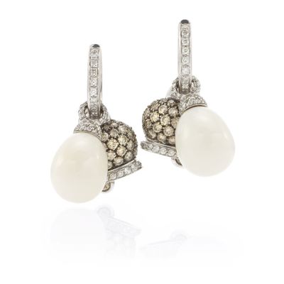 une paire de boucles d'oreilles en perles et diamants