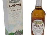 La bouteille de Tambowe se trouve à côté de la boîte.