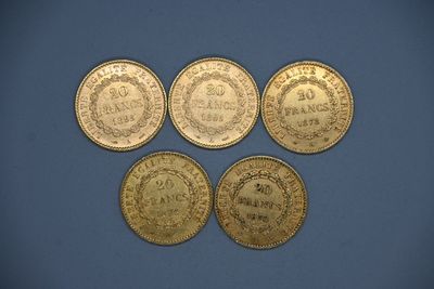 quatre pièces d'or empilées les unes sur les autres sur un fond bleu