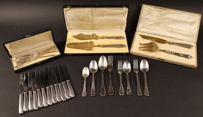 beaucoup d'argenterie dans un coffret sur une table