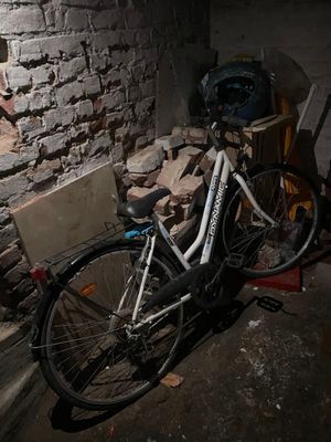 un vélo appuyé contre un mur de briques