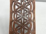 une image représentant une boîte en métal ornée d'un motif