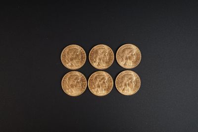 gros plan d'un paquet de pièces d'or sur une surface noire