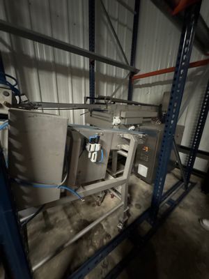 une image représentant une pièce remplie de machines