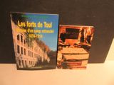 deux livres posés sur une table