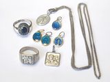 plusieurs types de bijoux différents sur une surface blanche