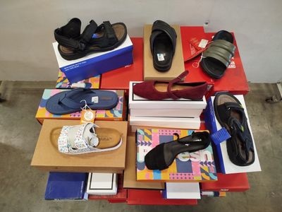 plusieurs paires de chaussures posées sur une table