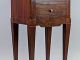 une petite table en bois avec un tiroir