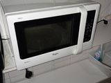 un micro-ondes posé sur le comptoir d'une cuisine