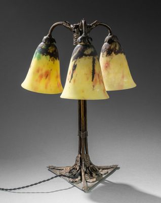 une lampe Art nouveau dotée de trois abat-jours en verre, montée sur un pied en métal