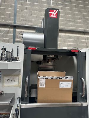 une machine qui comporte un boîtier au milieu