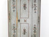 une petite armoire décorée de fleurs peintes