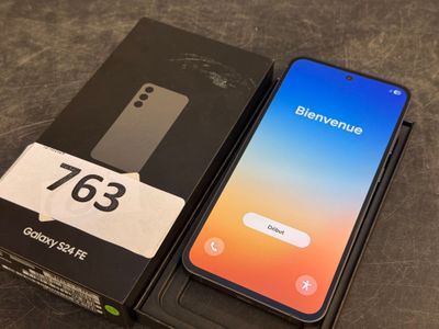un gros plan d'une boîte contenant un téléphone
