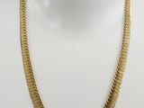 un collier plaqué or sur un mannequin