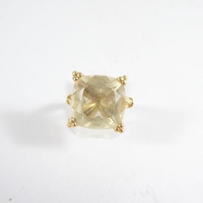 un gros plan d'une bague sertie d'un diamant jaune