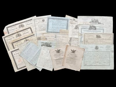 plusieurs vieux documents sont empilés les uns sur les autres